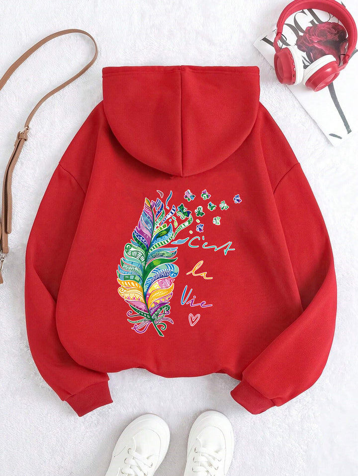 Dame avslappet hettegenser med fargerikt fjærdesign og inspirerende tekst Skjora