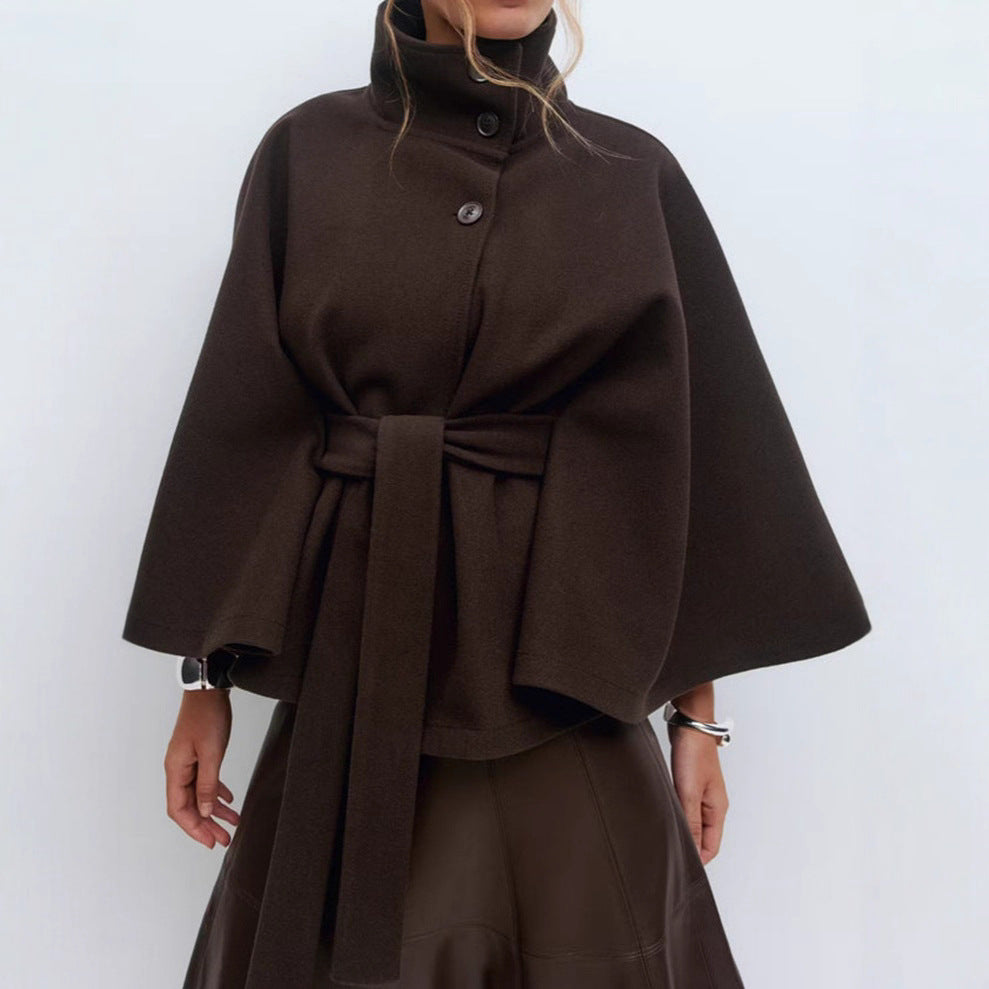 Kvinnes trendy oversized omslagsjakke med høy krage og belte Skjora