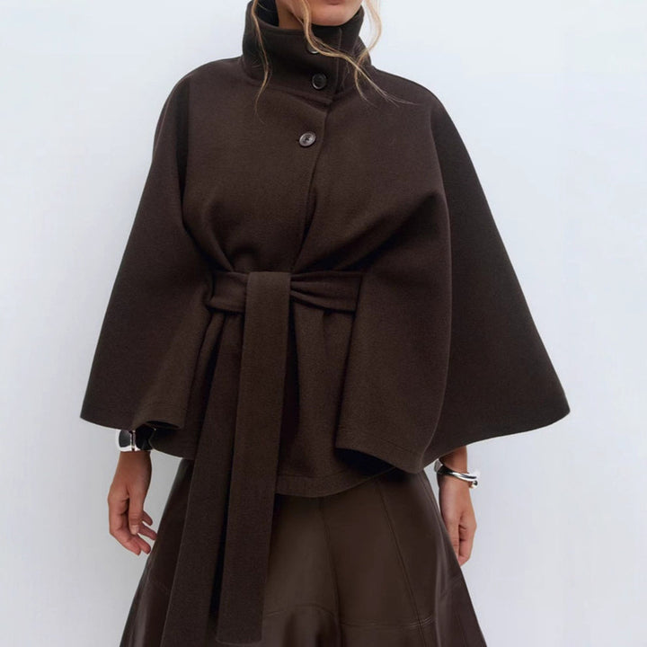 Kvinnes trendy oversized omslagsjakke med høy krage og belte Skjora