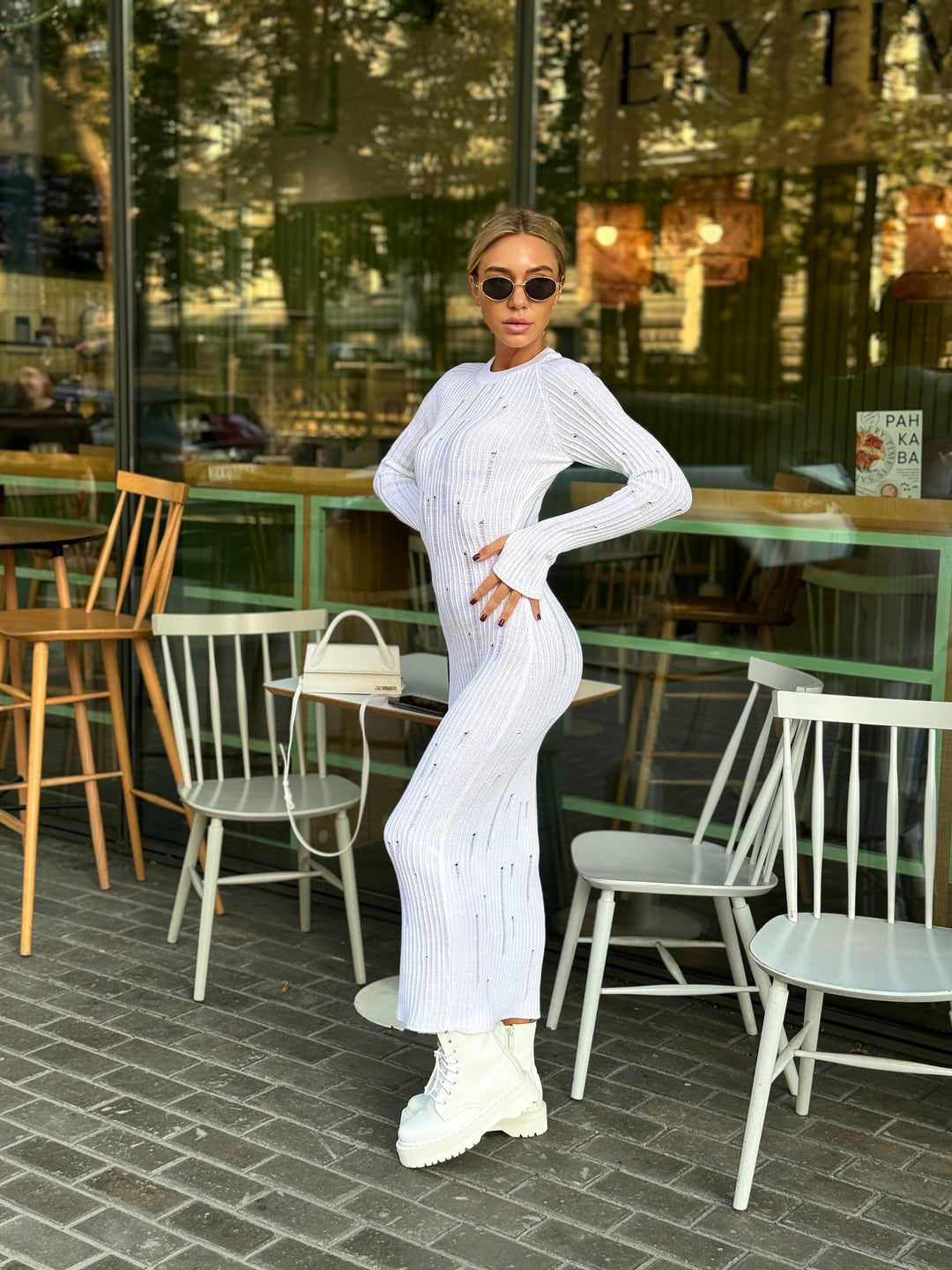 Kvinne strikket maxi kjole med elegante ribbestruktur og lange ermer Skjora