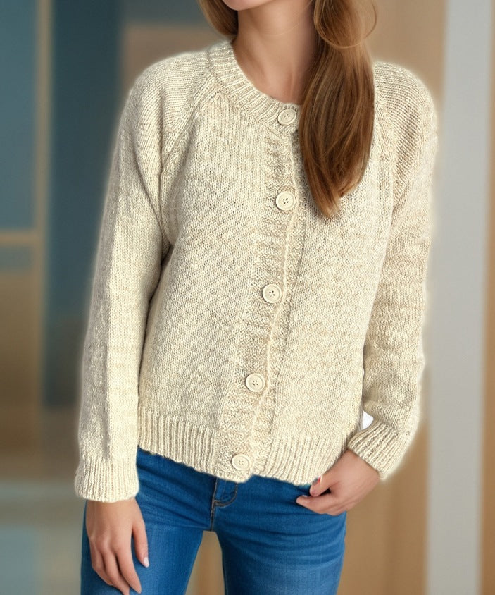 Kvinne koselig cardigan med store knapper og fin tekstur Skjora