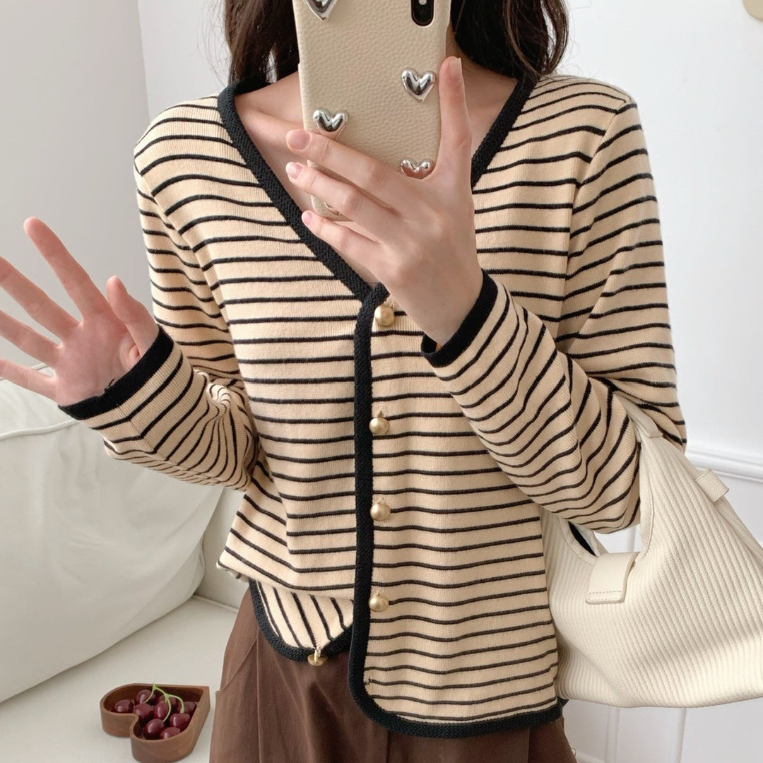 Dame stripete cardigan med elegante knapper og moderne V-hals