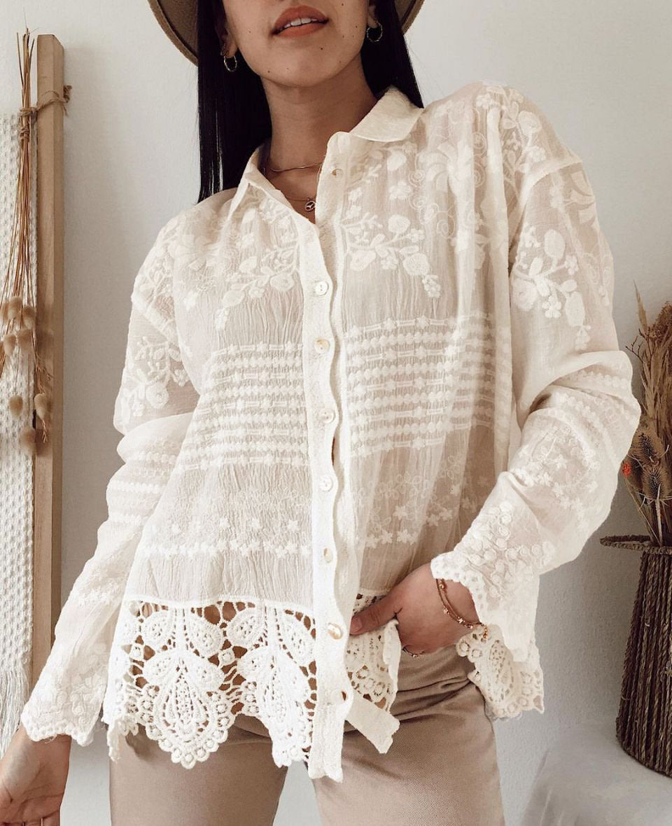 Damebluse med blomsterbroderier og dekorativt blonder Skjora