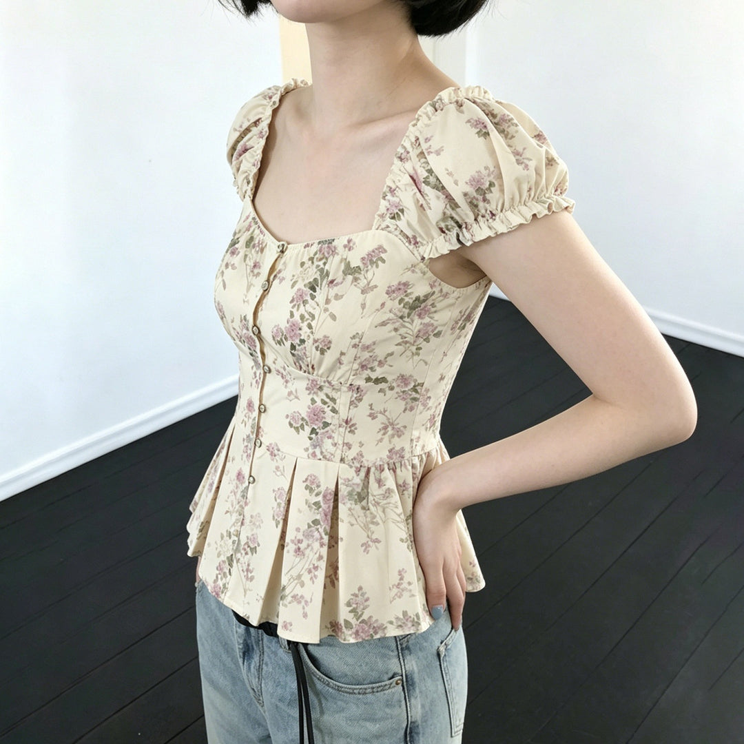 Damebluse med blomsterdesign og volanger