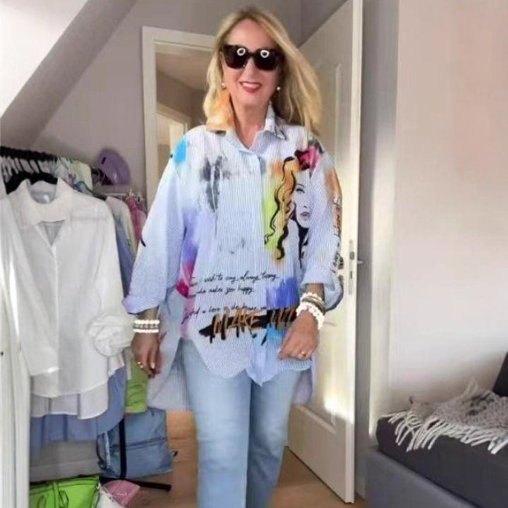 Kvinnes artistisk designet oversized bluse med unikt grafisk design Skjora