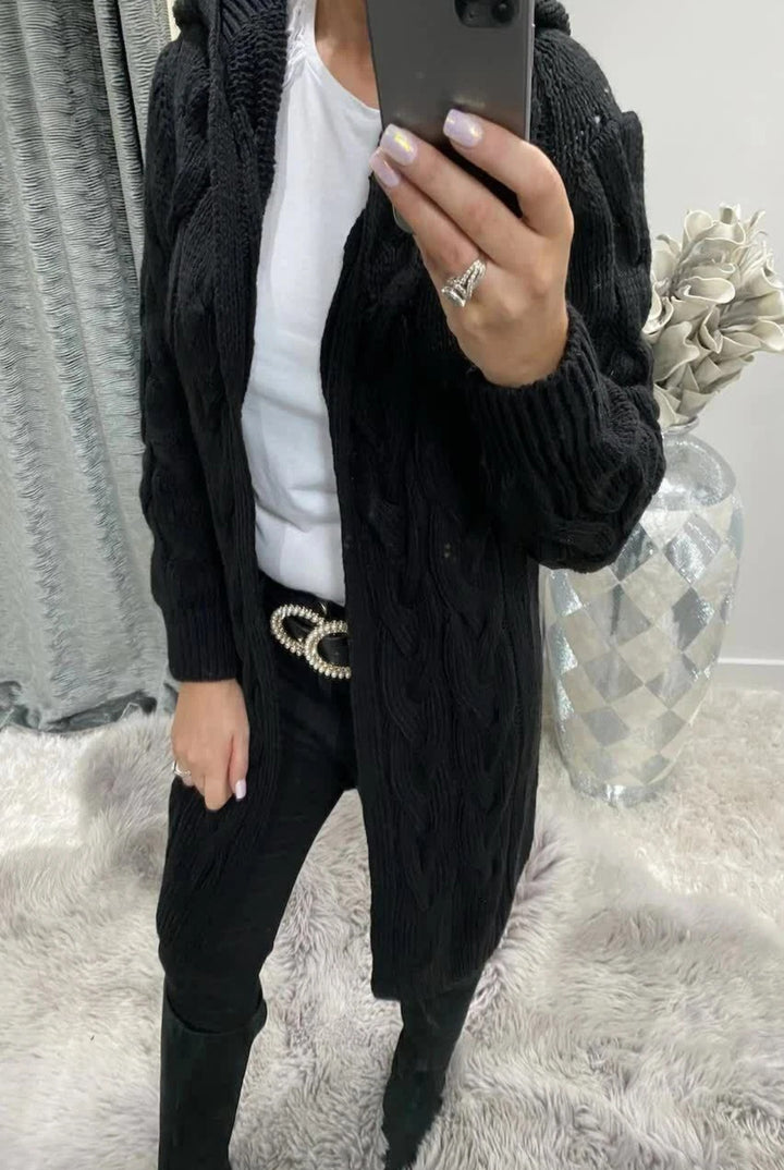 Kvinnes chunky strikk cardigan med nostalgisk kabeldesign og praktiske lommer Skjora