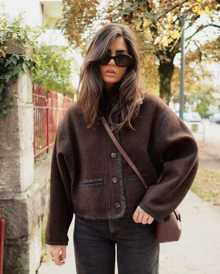 Kvinne Fashion Jakke med Elegante Knappe Detaljer og Kontrast Sømmer Skjora