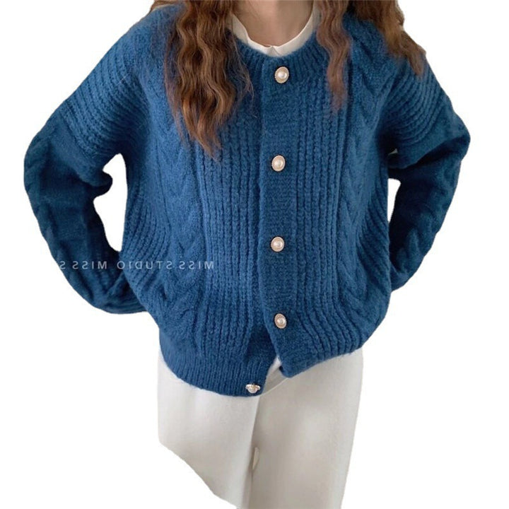 Kvinne Cozy Knit Kåpe med Perleknappdetaljer og Kabelstrikketekstur Skjora