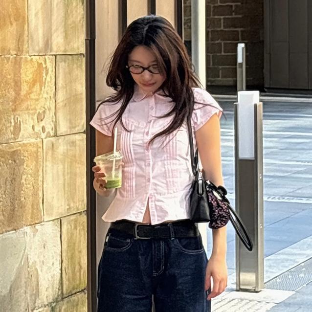 Damen kortermet skjortebluse med innsnevret snitt og elegante rynker Skjora
