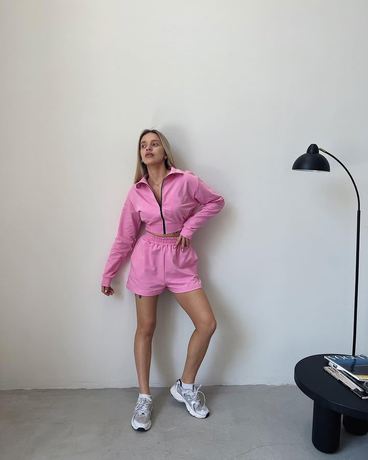 Dame sporty casual sett med trendy cropped jakke og shorts Skjora