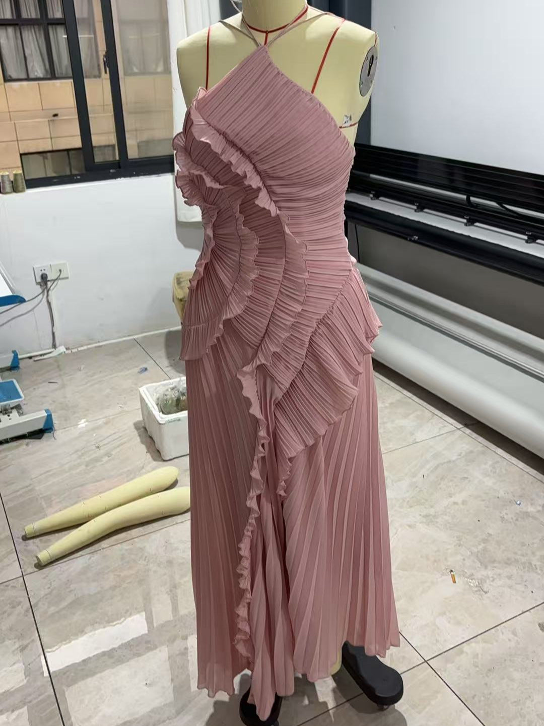 Damer Elegant plisserte maxikjole med asymmetrisk design Skjora