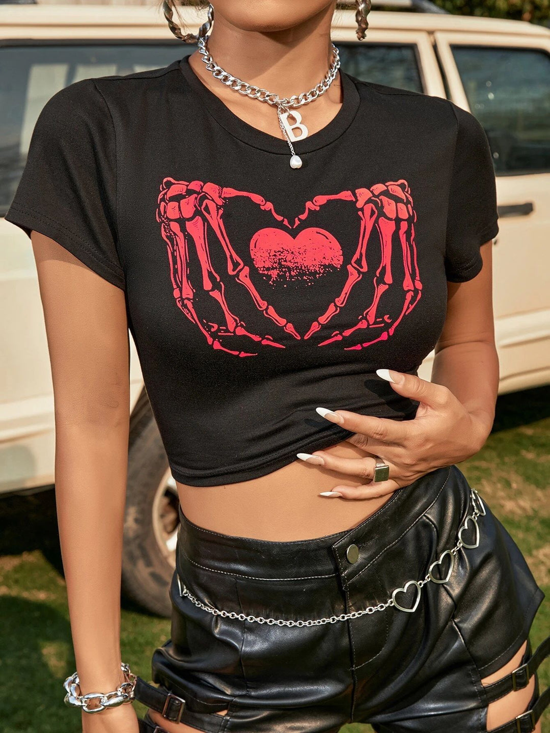 Dame Crop-Top med kreativt skjeletthåndmotiv Skjora