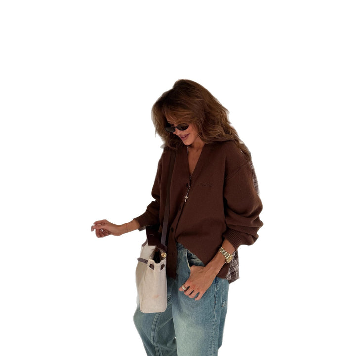 Kvinnens uformelle strikkede cardigan med en myk touch og elegant knappestolpe Skjora