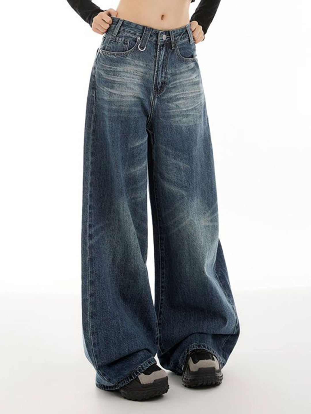 Kvinne tillegg jeans i trendy brukt utseende Skjora