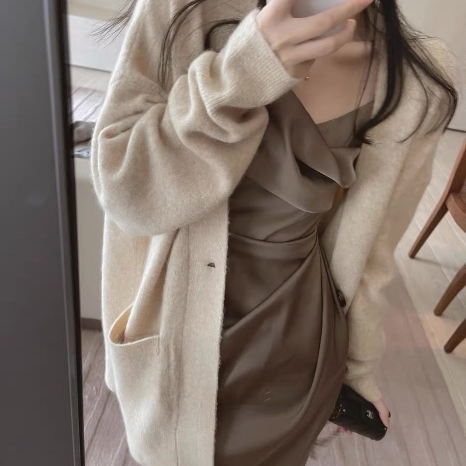 Kvinnens koselige cardigan med store lommer og kontinuerlig knapplukking Skjora