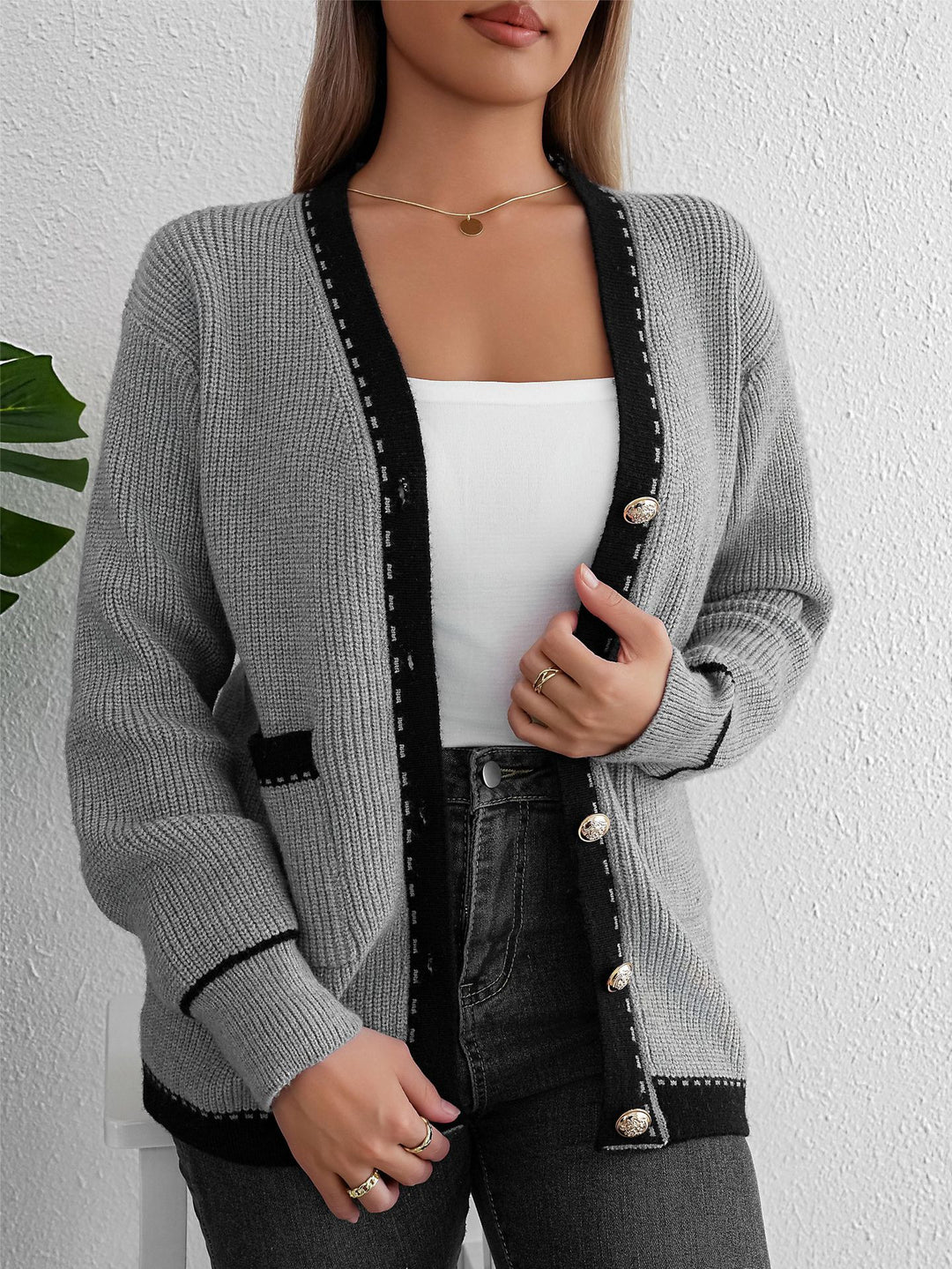 Damer cardigan med fashionable knappelukking og kontrastdetaljer Skjora