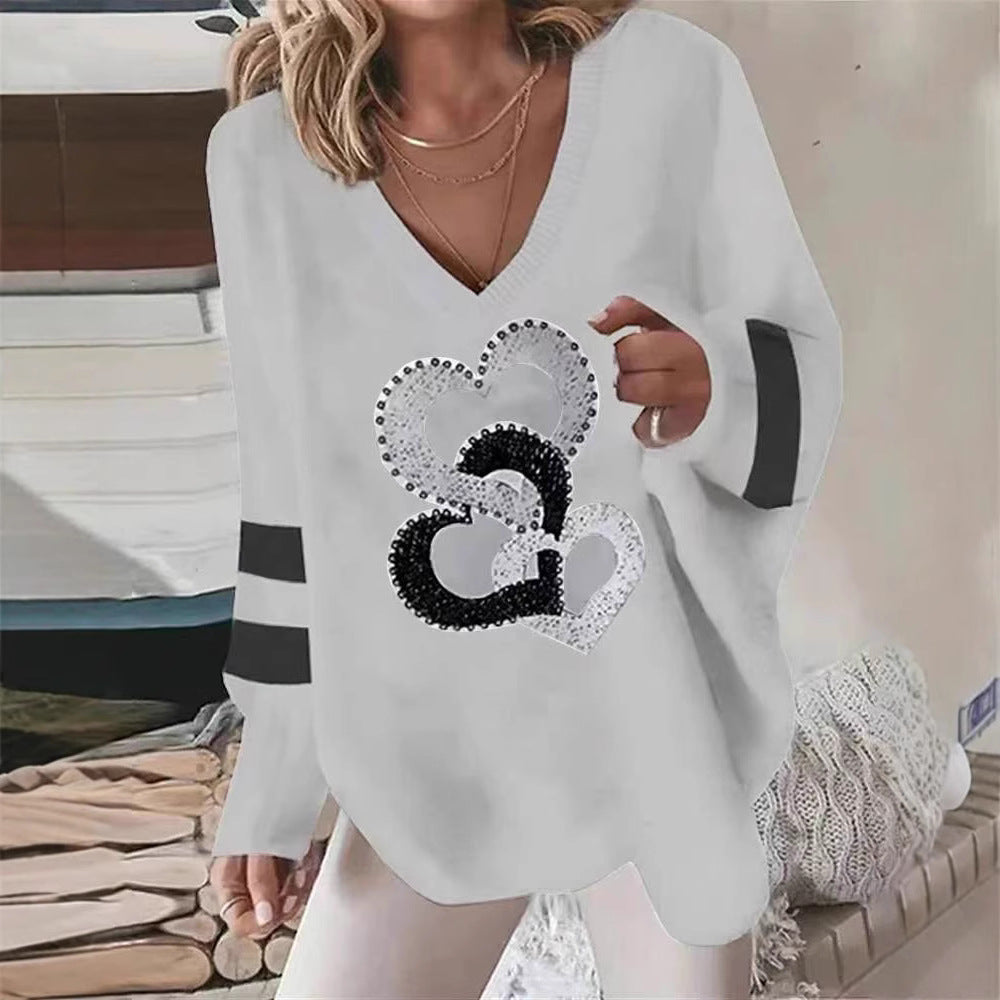 Dame hettegenser med hjerte motiv og elegante kontraststriper Skjora