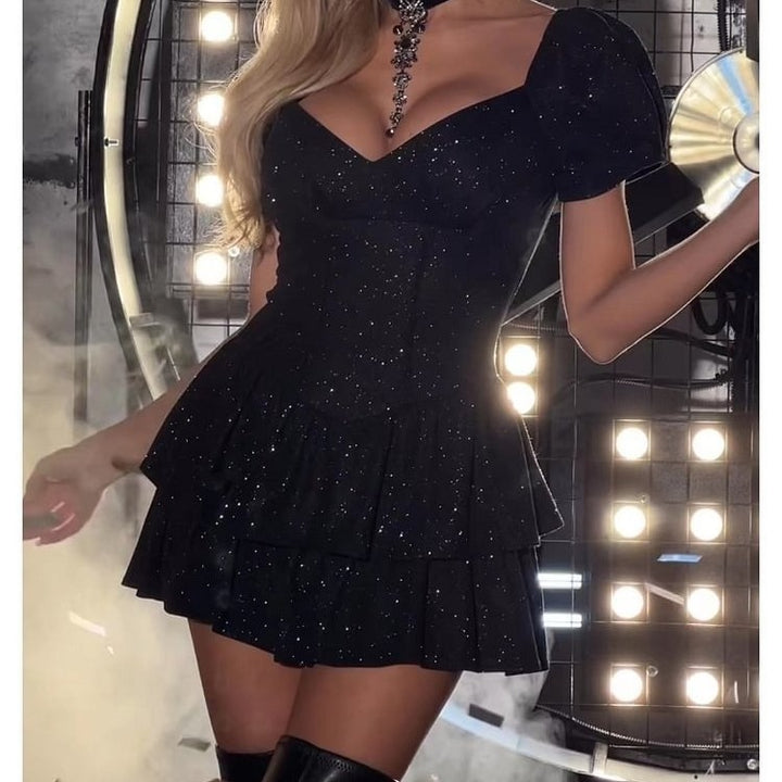 Kvinnes Glamorous Mini Kjole med Voluminøse Ermer og Funklende Akenter