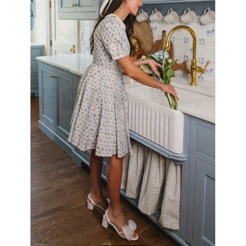 Damekjole med romantisk blomsterdesign og elegant krage Skjora