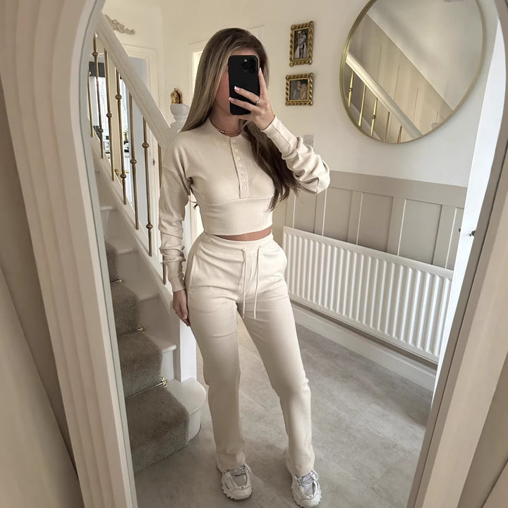 Kvinnens uformelle fritidssett med kort sweatshirt og komfortable joggebukser Skjora