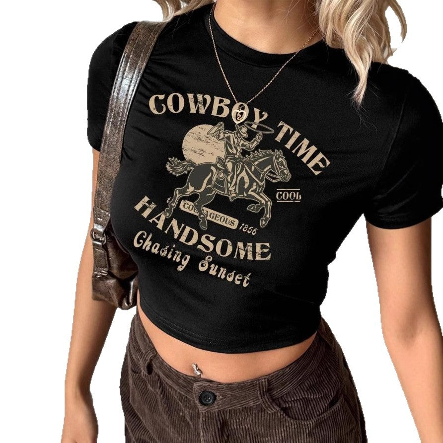 Dame Crop-Shirt med iøynefallende cowboymotiv og stilfull passform Skjora