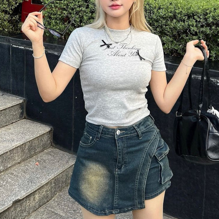 Dame cropped T-shirt med unik tekst og avslappet snitt Skjora