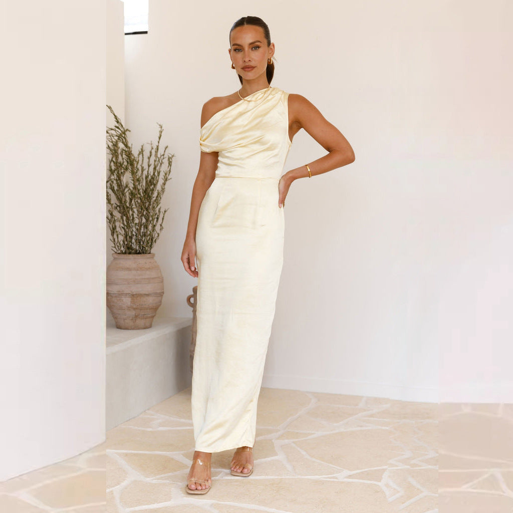 Kvinnens elegante maxikjole med asymmetrisk snitt og dekorativ drapert design