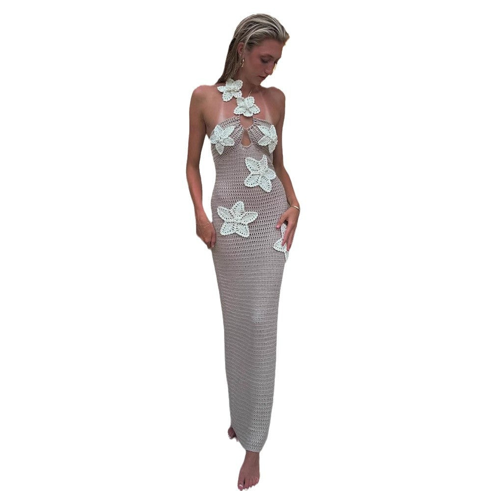 Dame strikkmaxikjole med blomsterinnsats og off-shoulder design Skjora