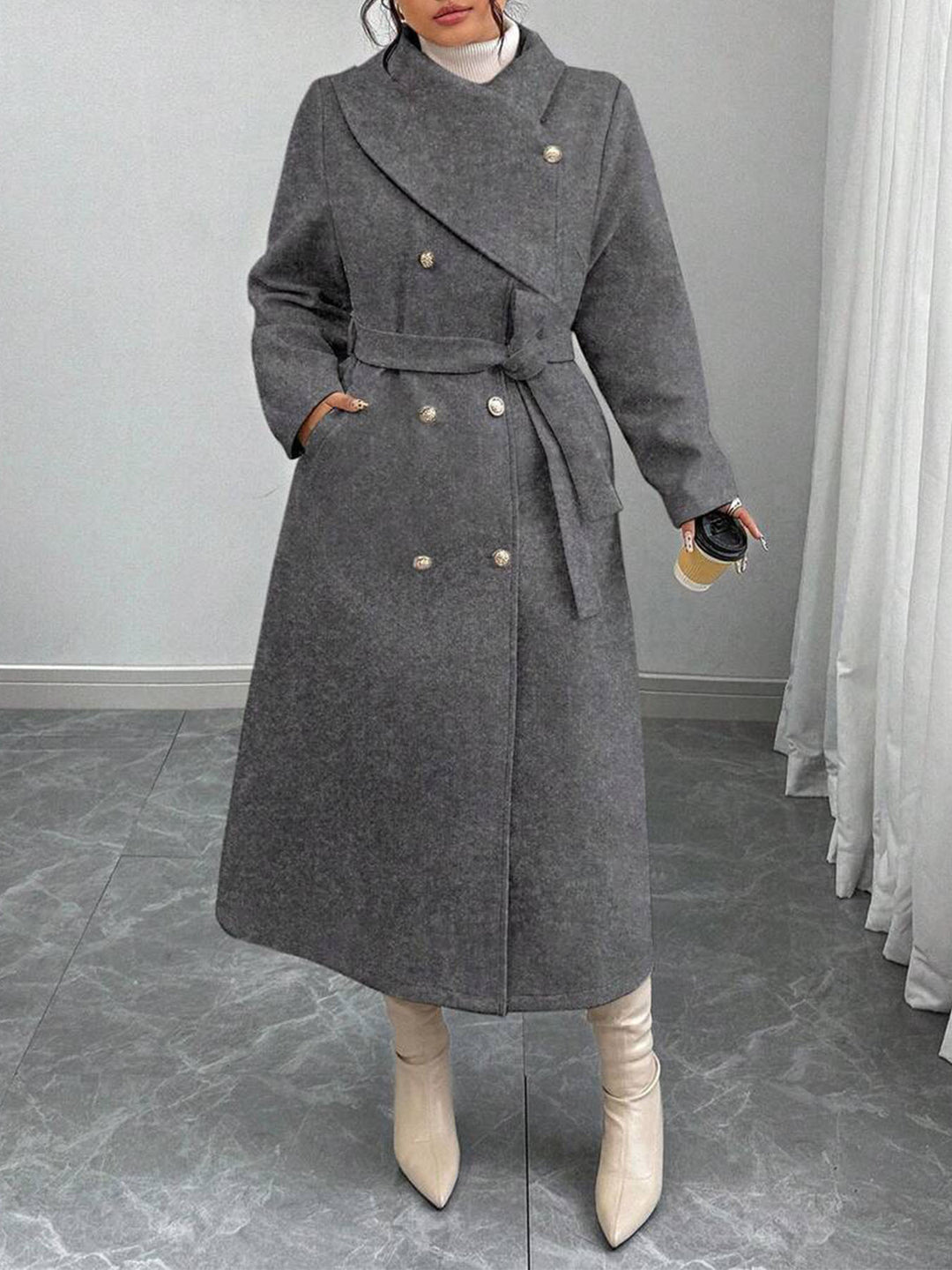 Kvinnens elegante varme ullkåpe med dobbel knappestolpe og belte Skjora
