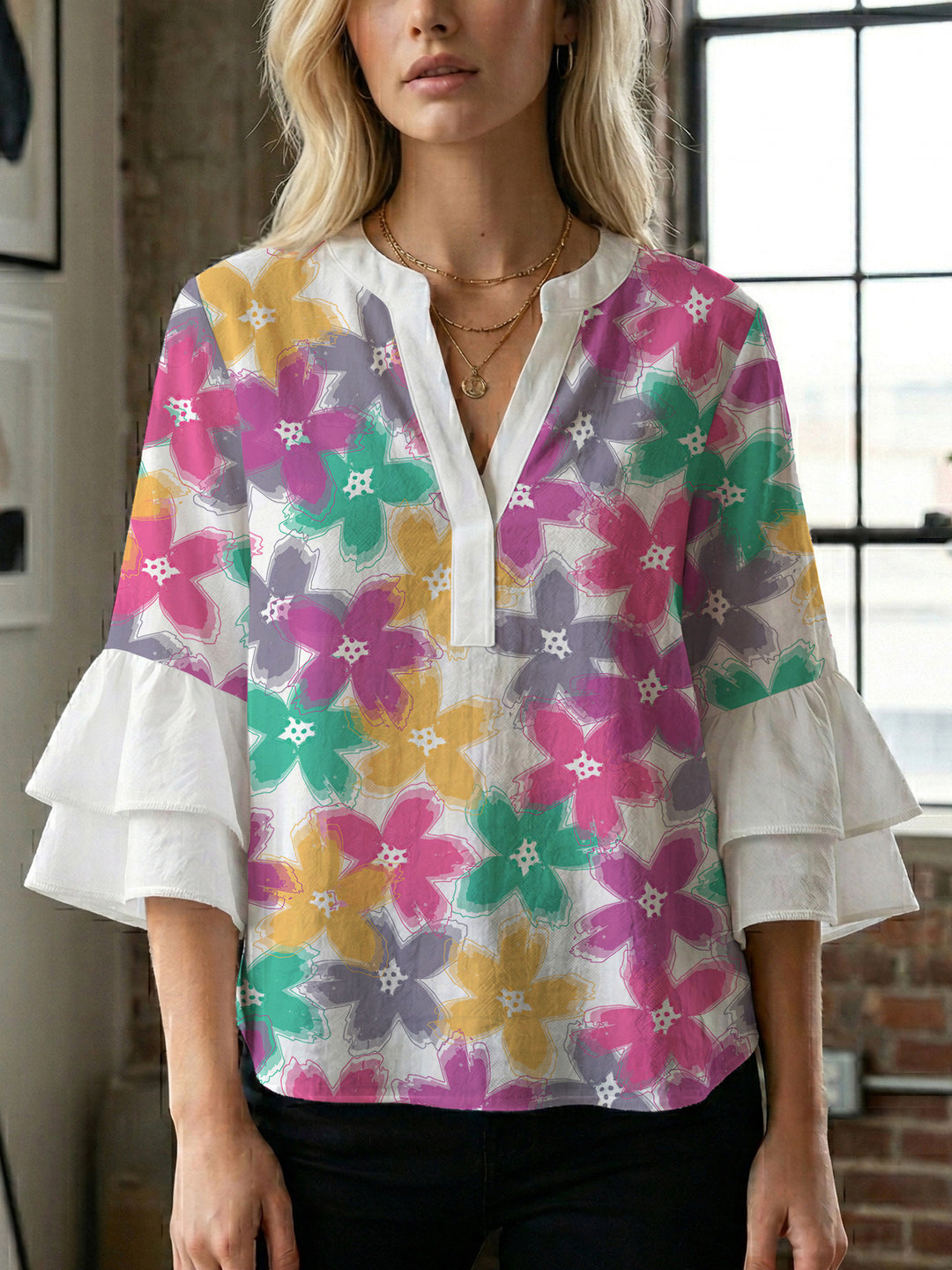 Damebluse med voluminøse ermer og blomsterdesign Skjora