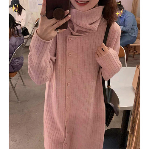 Kvinnesk knitted kjole med høy krage og knappelukking Skjora