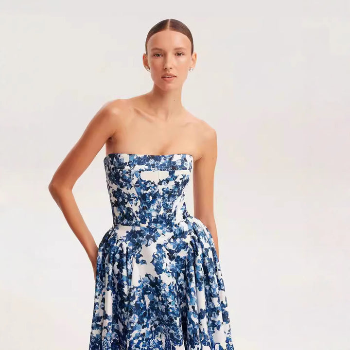 KvinneElegant blomstermønster maxi kjole med av-shoulder design Skjora