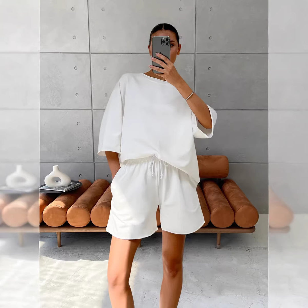 Kvinnes avslappet fritid drakt sett laget av myk bomullblanding med oversized T-skjorte og shorts