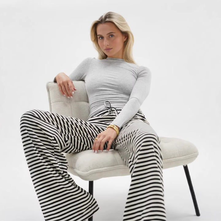 Kvinne komfortable fritidsbukser med høye sidesplitter og moderne stripemønster Skjora