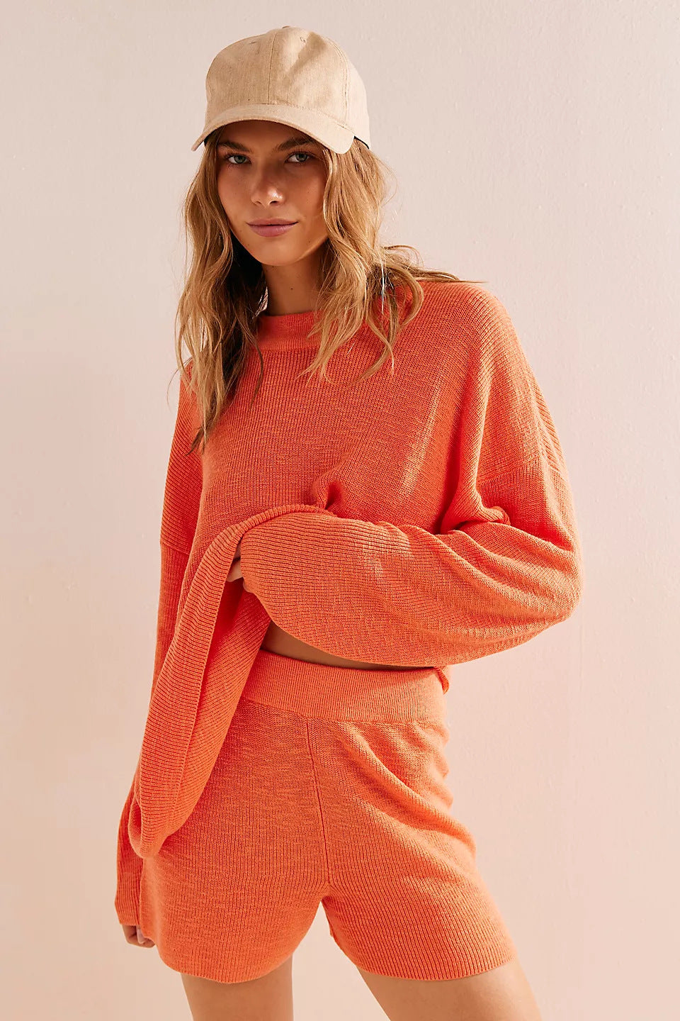 Kvinnens uformelle strikkjole med dyp krage og brede ermer Skjora