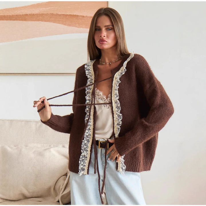 Dames elegant strikket cardigan med fin blonderdetalj Skjora