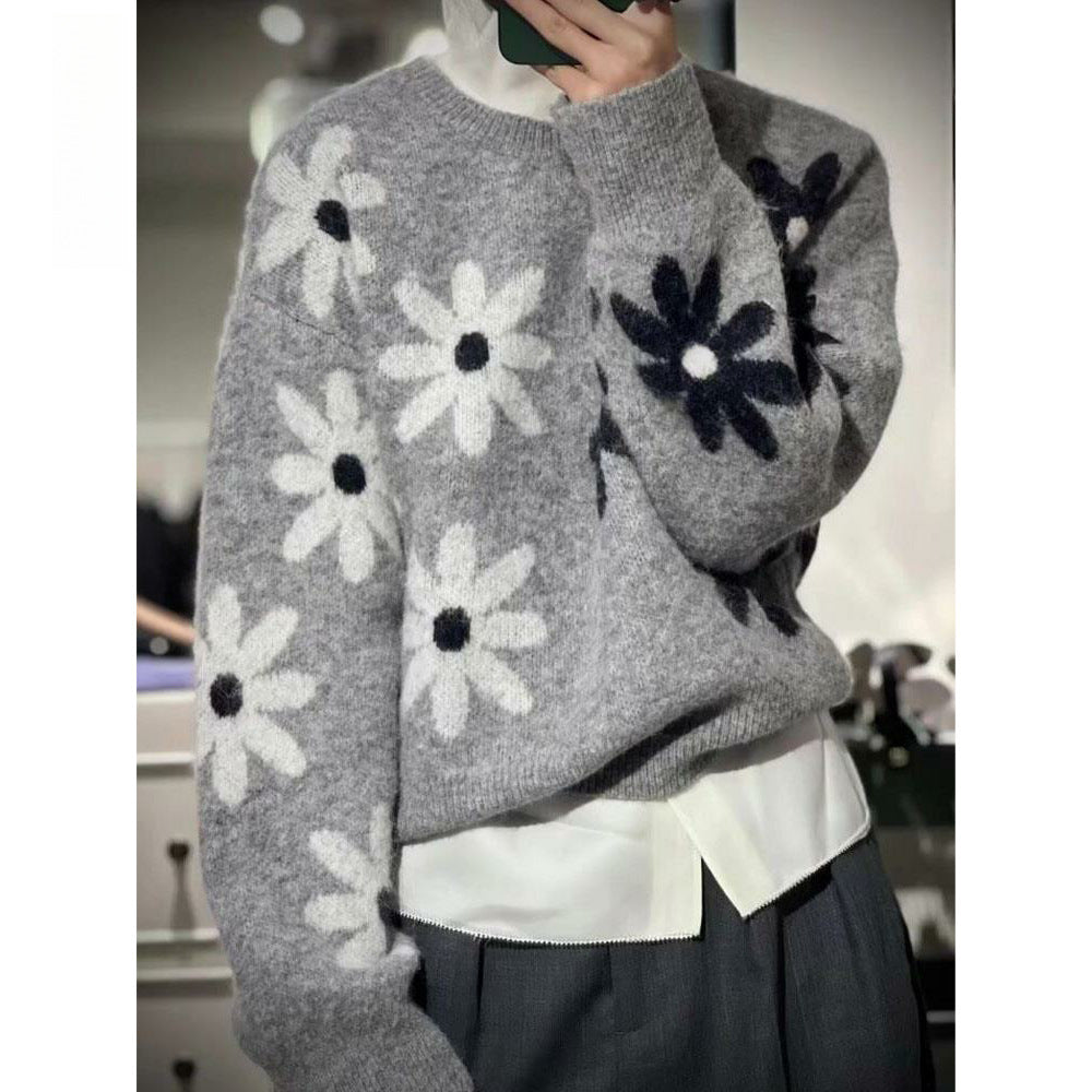 Kvinnens koselige strikkegenser med blomsterdesign og mykt materiale Skjora