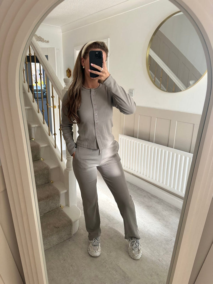 Kvinnens koselige strikkedress med knappdetaljer og elegant design Skjora