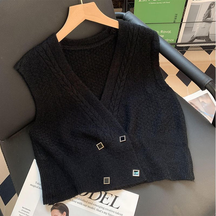 Damer strikket vest med moderne kabelmønster og elegante knappedetaljer Skjora