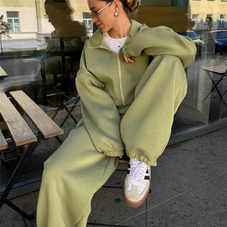 Kvinne fritids loungewear sett laget av myk fleece Skjora