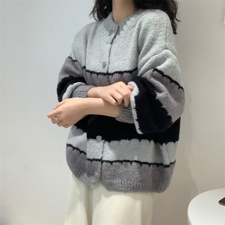 Kvinnes Fasjonabel Strikket Cardigan med Mønstrete Design Skjora
