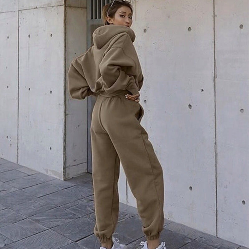 Sporty crop hoodie set for women and joggers Skjora
