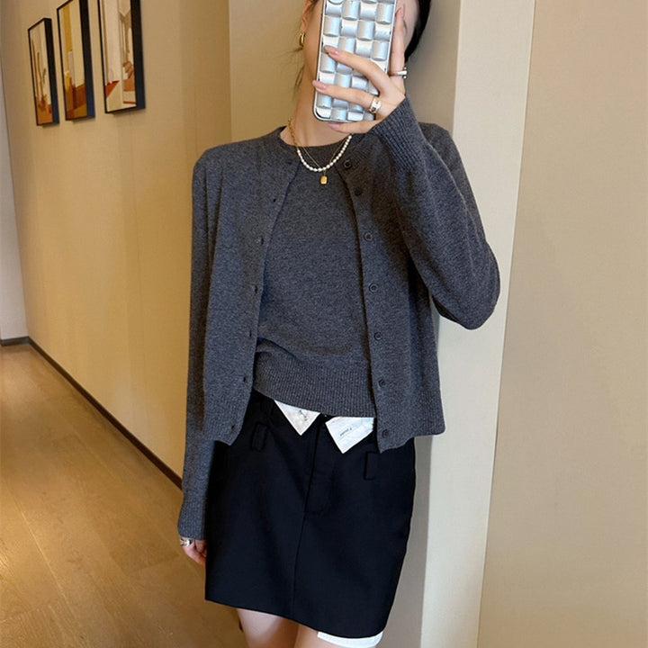 Dames finstrikket cardigan med knappe detaljer og rund halslinning Skjora