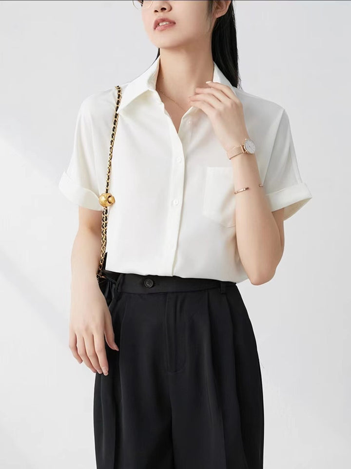 Dame satengbluse med moderne krage og elegante rulleermer Skjora