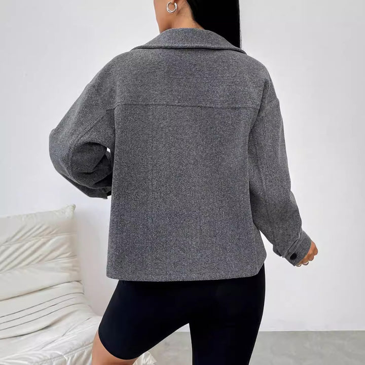 Dame casual oversized jakke med praktiske lommer og knapp-lukking Skjora