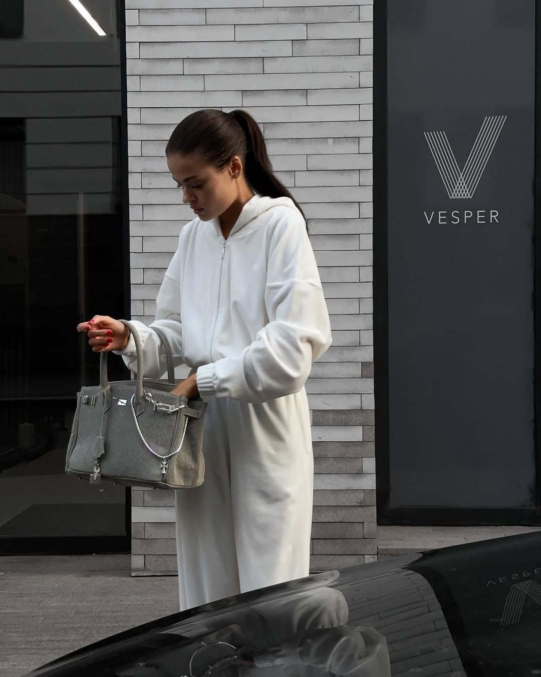 Kvinnenes koselige fleece jumpsuit med hette og praktiske lommer Skjora