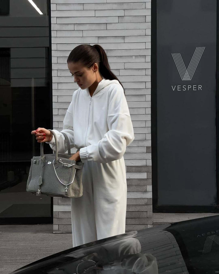 Kvinnenes koselige fleece jumpsuit med hette og praktiske lommer Skjora