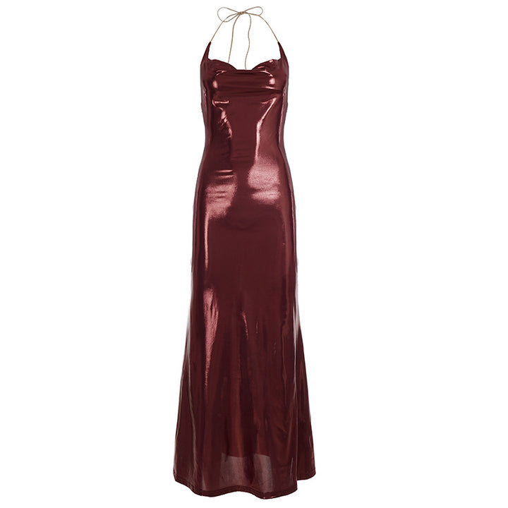 Dame aftenkjole med skimrende satin og elegant splitt Skjora