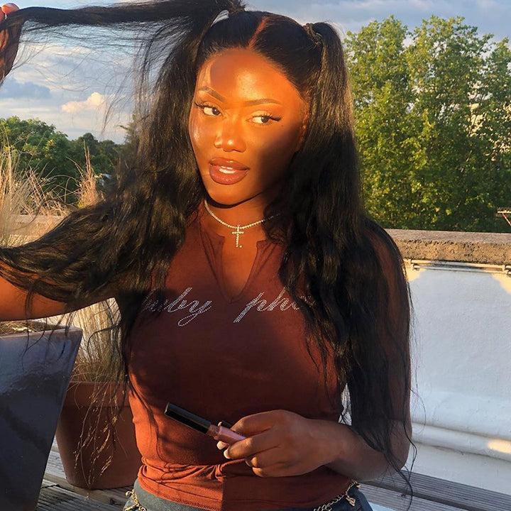 Damer cropped T-skjorte med glitrende tekst Skjora