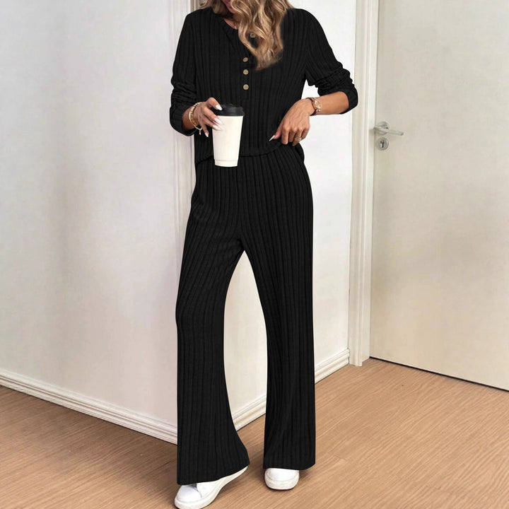 Dame casual strikket drakt med moderne ribbet design og knappestolpe Skjora